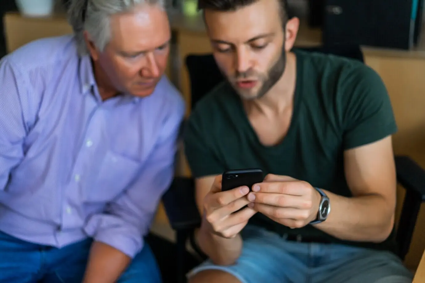 Im Büro zwei Männer unterschiedlichen Alters, die Geschäftspartner sind.