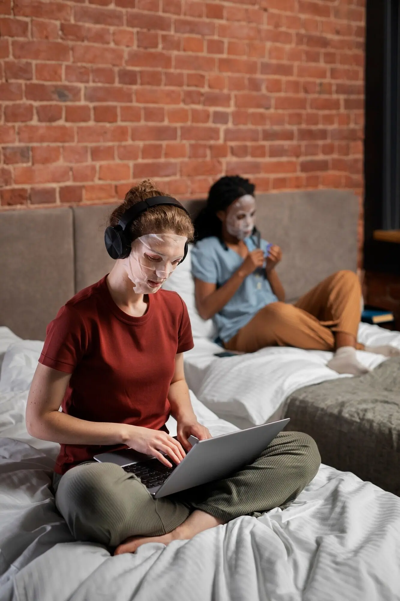 Ganzaufnahme von Mitbewohnern, die im Bett liegen