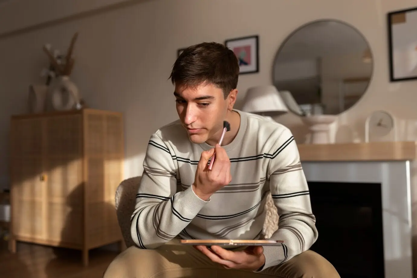 Ein Mann schminkt sich drinnen.