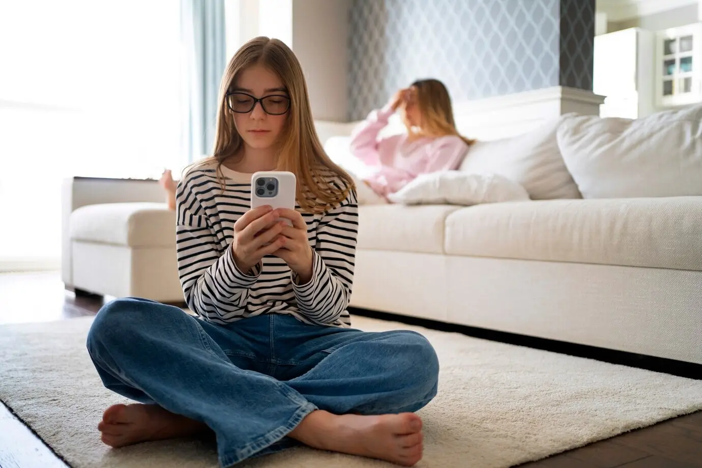 Frontalansicht eines Mädchens, das Cybermobbing ausgesetzt ist.