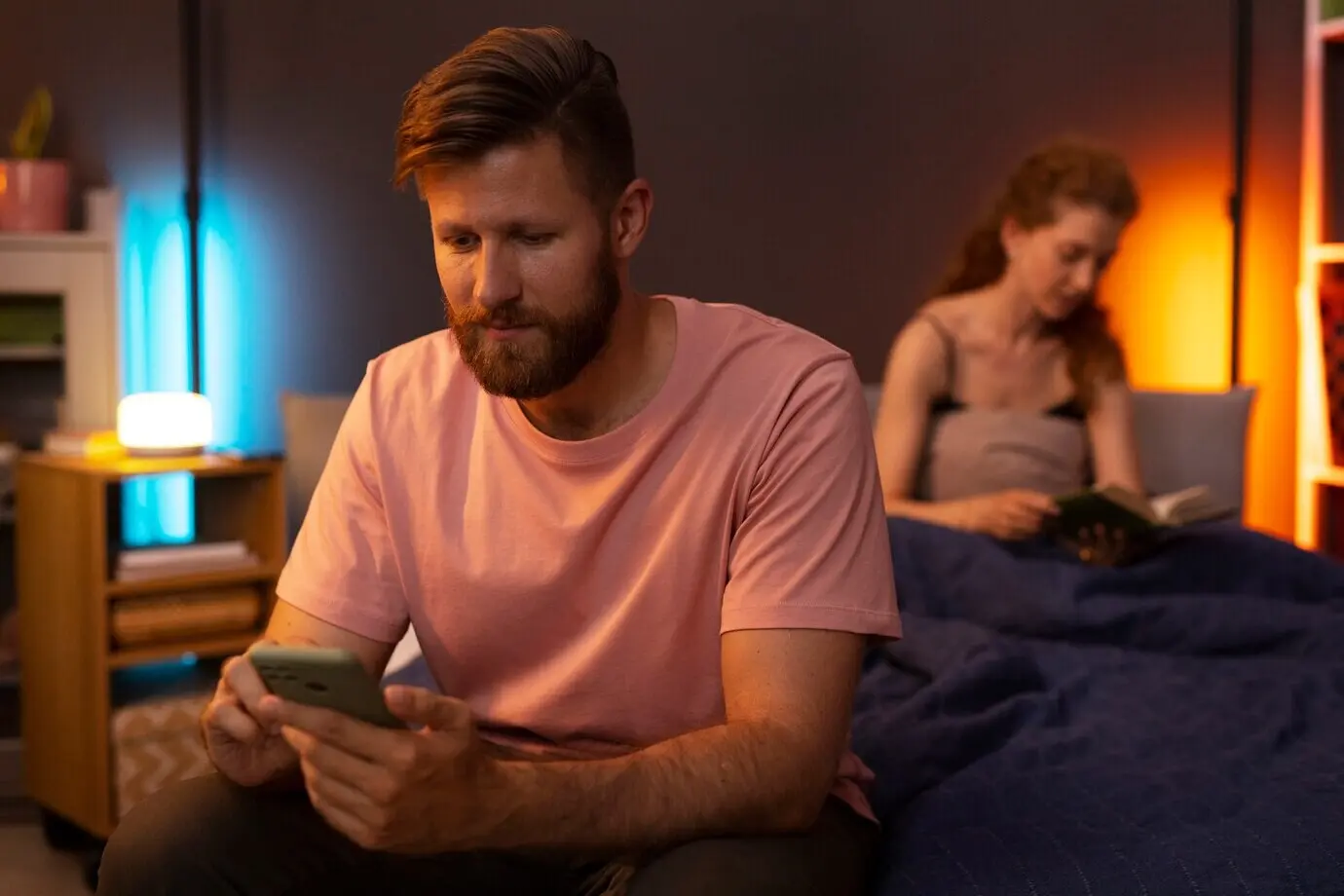 Halbnahe Aufnahme einer Familie, die zu Hause Zeit verbringt.